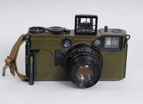 Combat Graflex 5.5x7cm rangefinder camera for 70mm roll film, rare olive-colored military outfit from the US Signal Corps: KE-4 #477064 Cased set.