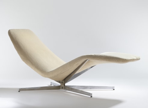 Upholstered chaise lounge chair with a metal base