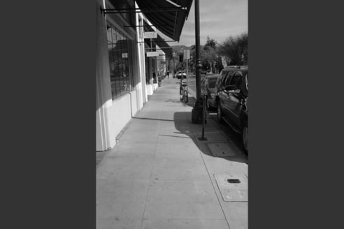 Image of Anapamu Street outside of Sullivan Goss - An American Gallery at 11 East Anapamu Street in black and white