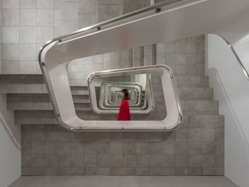 leandro erlich's infinite staircase at japan's KAMU kanazawa seemingly expands space