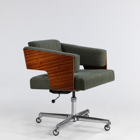 Upholstered armed desk chair with aluminum base and castors