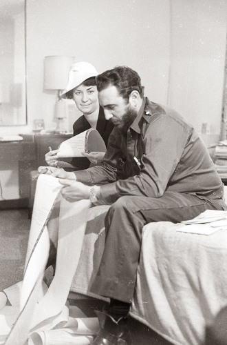 Alberto Korda, Fidel Castro in America, 1959, women, Sous Les Etoiles Gallery