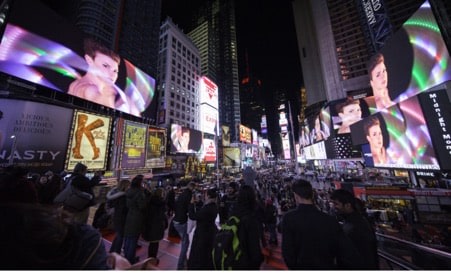 På de enorme lystavlene på Times Square ruller en norsk film