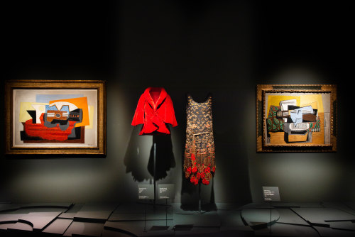 It is an image depicting the first room of the exhibition, where stand two Picasso that we lent next to Coco Chanel's pieces.