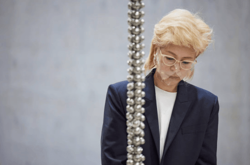 prensa: las obras de haegue yang, artista contemporánea de corea, evocan extrañas reminiscencias de rituales y cuentos de hadas, y el misterio