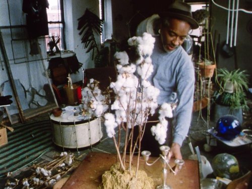 Life of elusive artist David Hammons—who once sold snowball sculptures on the streets of Manhattan—emerges in new documentary