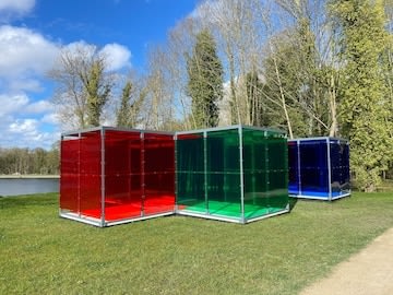 Carlos Cruz-Diez in Chromosaturation pour une allée publique (Paris 1965/2012) parcurs d'oeuvre, parc du Hangar Y