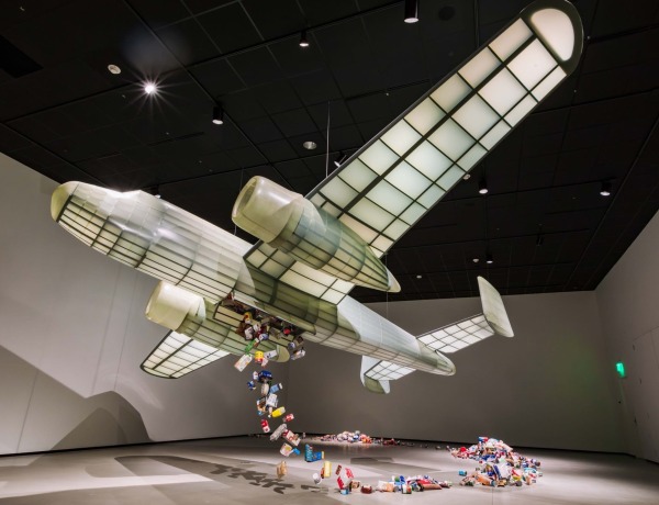 Paul Villinski’s Sculptures Swoop and Swarm in ‘Flight Patterns’