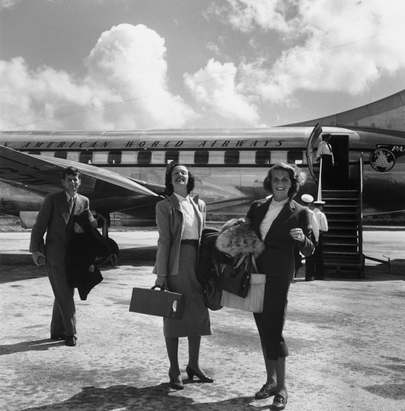 Slim Aarons, John F. Kennedy with Shirley Rogan Ellis and Betty LoSavio, Montego Bay Airport, Jamaica, 1953