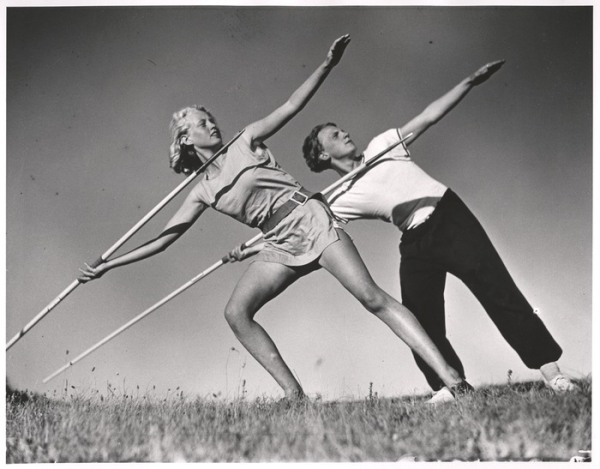 Alfred Eisenstaedt,  Teenage boy and girl prepare to throw javelin, 1931