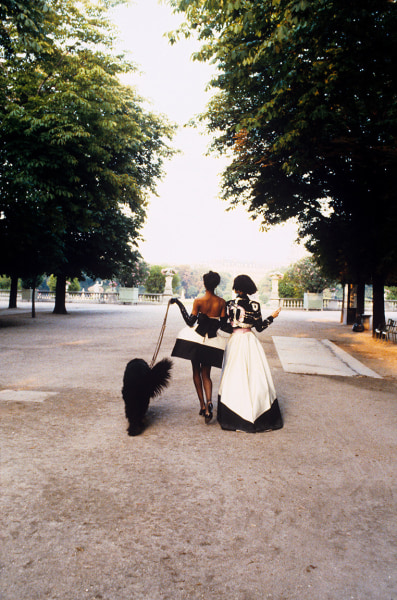 Ellen von Unwerth, Jardin du Luxembourg: Deon Bray and Karen Mulder, Paris, 1991