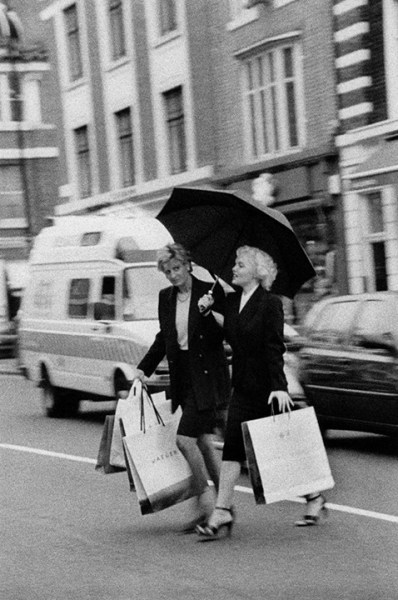 Alison Jackson&nbsp;, Diana and Marilyn Shopping, 2001