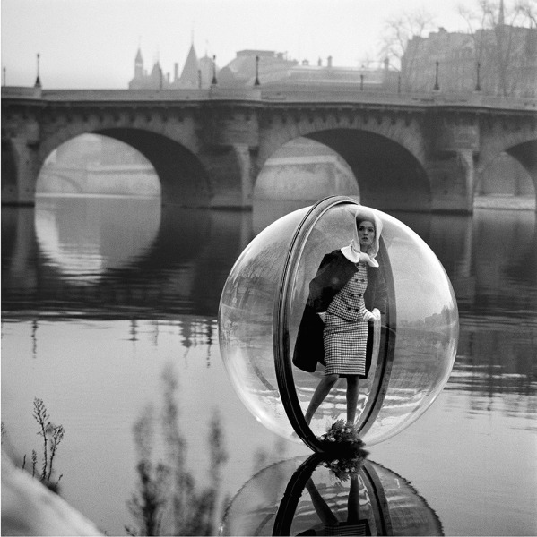 Melvin Sokolsky, Bouquet Seine, Paris, 1963
