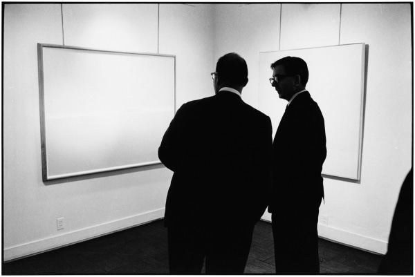 Elliott Erwitt, 7th Street Gallery, New York City, USA, 1963