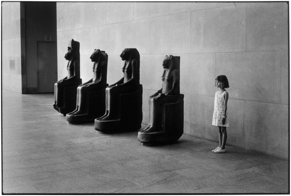 Elliott Erwitt Metropolitan Museum of Art, New York, USA, 1988