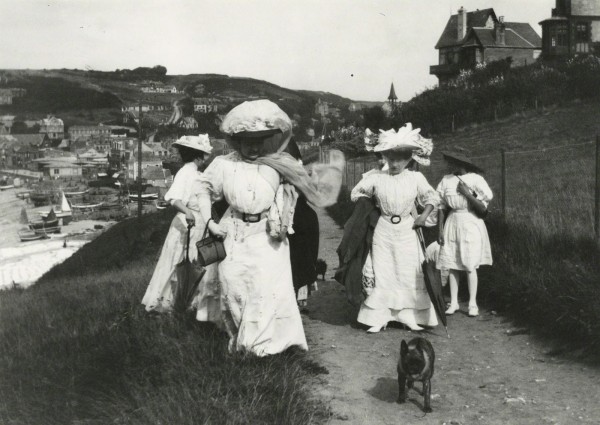 Jacques Henri Lartigue, My Mother&#039;s Friends, Etretat, 1910