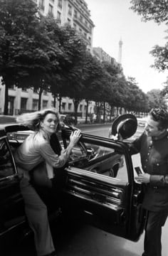 Francis Apesteguy, Faye Dunaway arriving at the H&ocirc;tel Plaza Ath&eacute;n&eacute;e, Paris, 1976