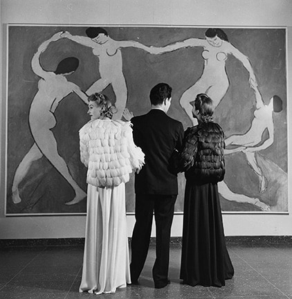 Louise Dahl-Wolfe, Looking at Matisse at the Museum of Modern Art, c.1940