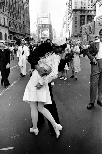 Alfred Eisenstaedt,  VJ Day in Times Square, New York, 1945