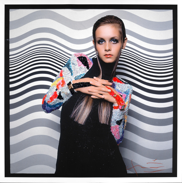 Bert Stern Twiggy in front of a Bridget Riley painting, VOGUE, 1967