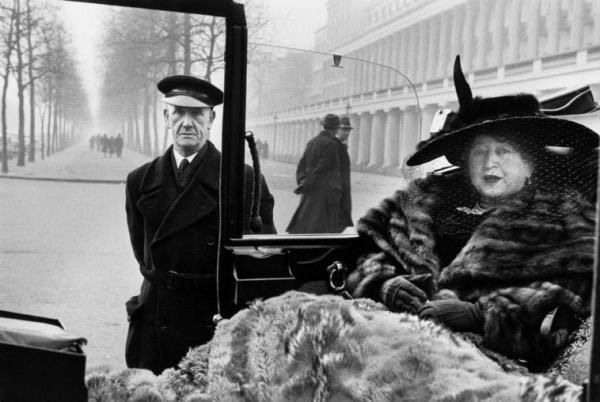 Inge Morath, Eveleigh Nash at Buckingham Palace Mall, London, 1953