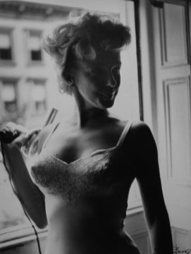 George Barris,  Marilyn Monroe (Holding Hair-Dryer)