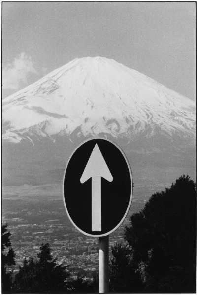 Elliott Erwitt, Mount Fuji, Japan, 1977