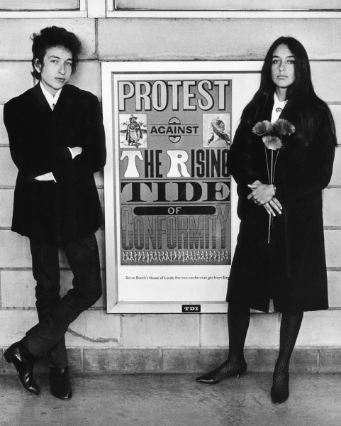 Kramer_Bob Dylan &amp; Joan Baez With Protest Sign Newark Airport NJ 1964 (c)Daniel Kramer .jpg