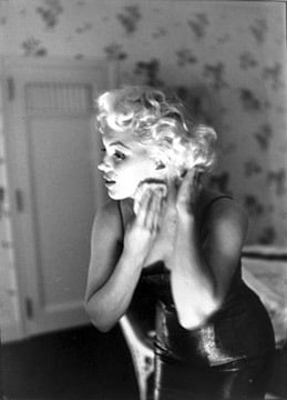 Ed Feingersh, 	Marilyn Monroe, 1955 (Putting on her make-up)