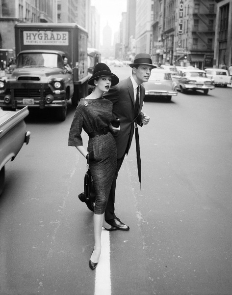 William Helburn, Simone D&rsquo;Aillencourt Crossing the Street, Park Avenue South, ca. 1959