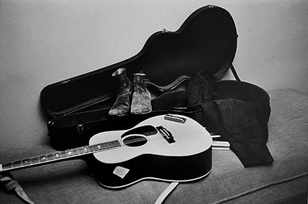 Daniel Kramer, Bob Dylan&#039;s Stuff in Dressing Room, Buffalo, New York 1964