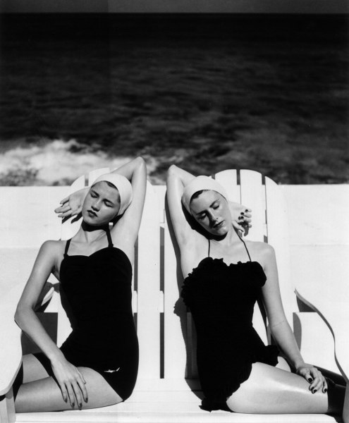 Louise Dahl-Wolfe, Twins at the Beach, Harper&rsquo;s Bazaar, 1949