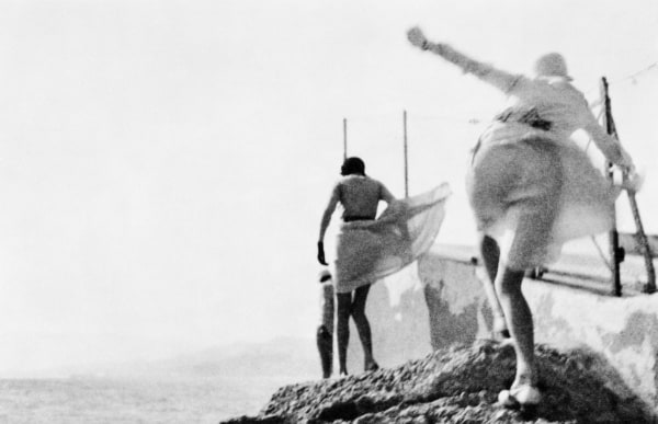 Jacques Henri Lartigue, Storm - Bibi, Arlette and Ir&egrave;ne, Cannes 1939