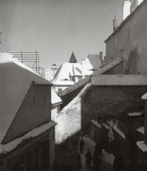 Lee Miller&nbsp;, The Prying Eyes of Sibiu, Romania, 1946