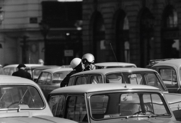 Robert Doisneau, Dans la meute de voitures un baiser casque, 1966