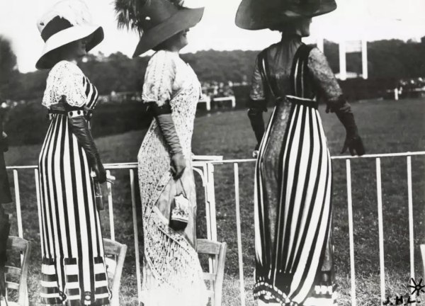 Jacques-Henri Lartigue, Three Women at Races, Auteuil 1911