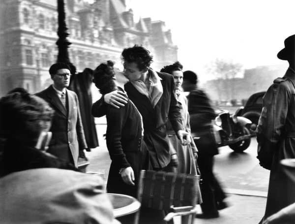 Robert Doisneau, Le Baiser de l&rsquo;H&ocirc;tel de Ville (Kiss at the H&ocirc;tel de Ville), Paris, France, 1950