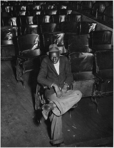 Louise Dahl-Wolfe&nbsp;, Man in the Theater, Tennessee, 1932