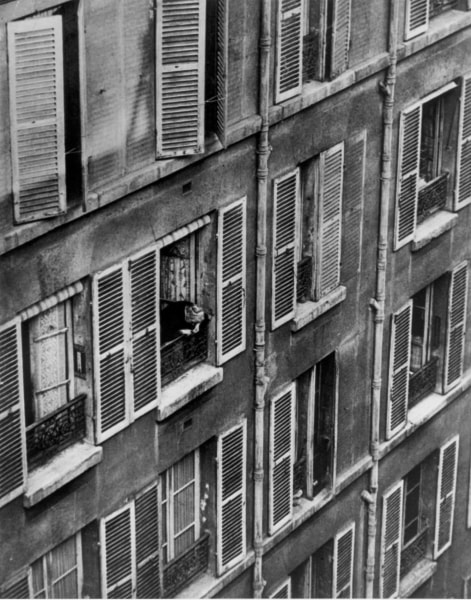 Andr&eacute; Kert&eacute;sz, Paris windows, 1925