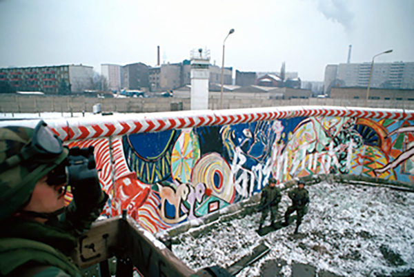 Harry Benson, U.S. Soldiers at the Berlin Wall, 1982