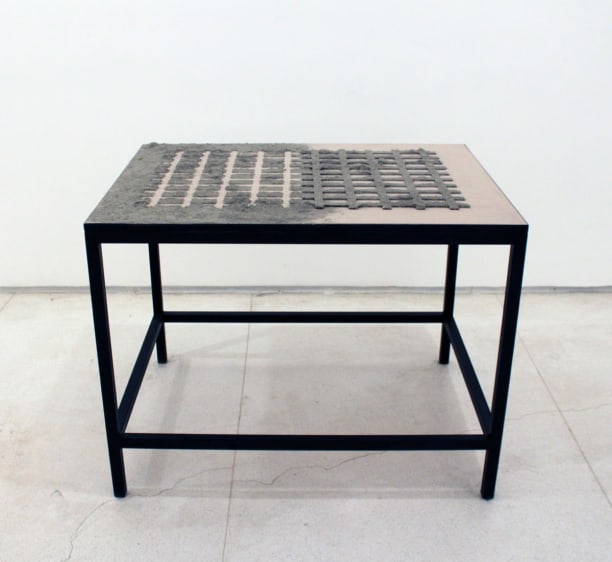 T&aacute;bula rasa, 2011, P&oacute; de cimento, madeira e ferro