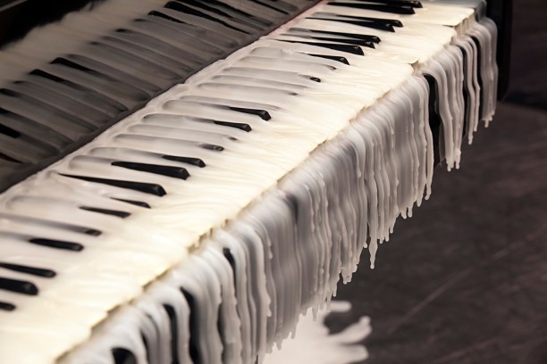 Tatiana Blass, Metade da fala no ch&atilde;o - Piano surdo, 2010