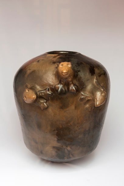 Julia Is&iacute;drez, Vaso com tr&ecirc;s cabe&ccedil;as zoomorfas, 2017