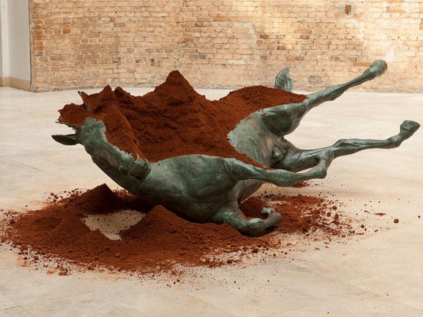 Cavalo, 2013 Patinated bronze and earth