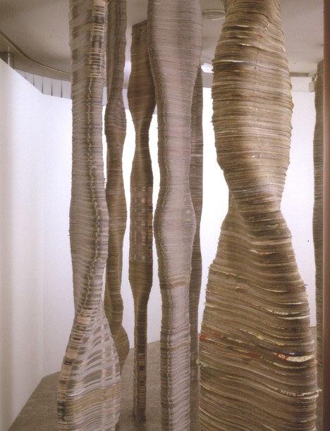Durante o Caminho Vertical, 2005&nbsp;, 28 colunas de ferro e papel