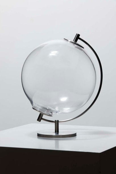 Opaco, da s&eacute;rie Ins&oacute;litos-Est&aacute;veis, 2012, A&ccedil;o inox, vidro