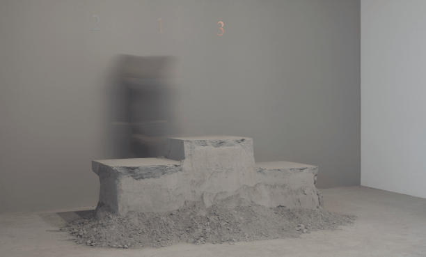 P&oacute;dio para ningu&eacute;m, 2010, 1500 kg de p&oacute; de cimento prensado e n&uacute;meros