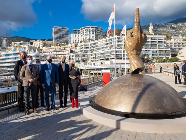 Unveiling from right: Sassona Norton (Sculptor of Et Purus), Professor Arne Ljungqvist, H.S.H. Prince Albert II of Monaco, Lord Sebastian Coe (President World Athletics), Bjorn Bertoft (Initiator of Et Purus)