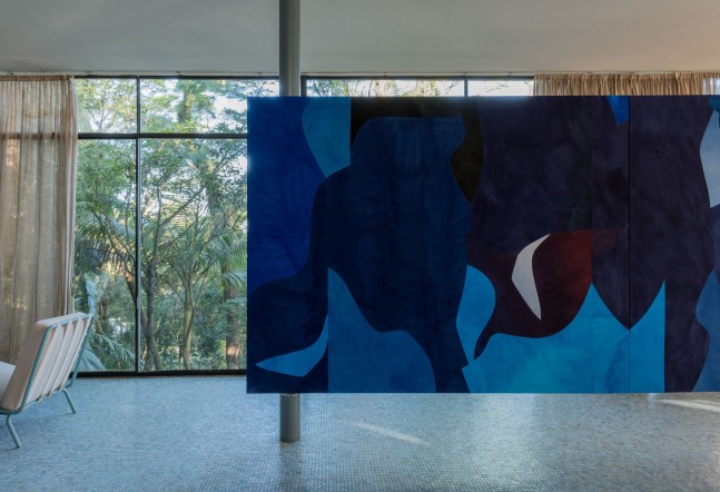 Sarah Crowner, Blues in Greens, installation view at Lina Bo Bardi&amp;rsquo;s Glass House in S&amp;atilde;o Paulo, Brazil (January &amp;ndash; April, 2023). Photos: Ding Musa. Courtesy of Instituto Bardi | Casa de Vidro and auroras.


&amp;nbsp;