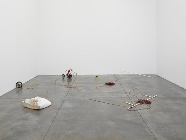 Lucia Nogueira
Ends without End, 1993
Sink, metal, glass tube, wheel, broken tricycle, rubber cord, pliers
Dimensions variable